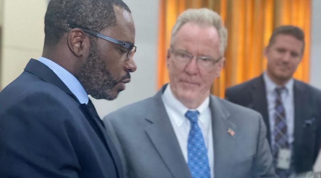 EL MINISTRO DE PLANIFICACIÓN Y DIVERSIFICACIÓN ECONÓMICA SE REÚNE CON EL EMBAJADOR DE ESTADOS UNIDOS ACREDITADO EN GUINEA ECUATORIAL.