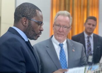 EL MINISTRO DE PLANIFICACIÓN Y DIVERSIFICACIÓN ECONÓMICA SE REÚNE CON EL EMBAJADOR DE ESTADOS UNIDOS ACREDITADO EN GUINEA ECUATORIAL.