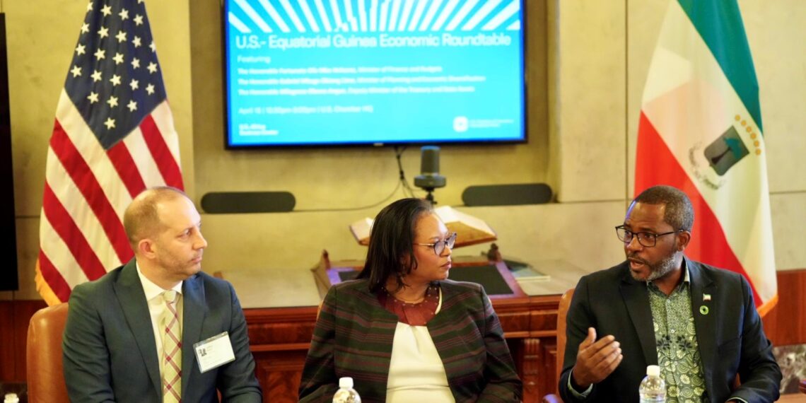 La delegación del MPDE se reúne con la Camara de Comercio de los EEUU y otros inversores para abordar cuestiones de cooperación entre ambas partes.