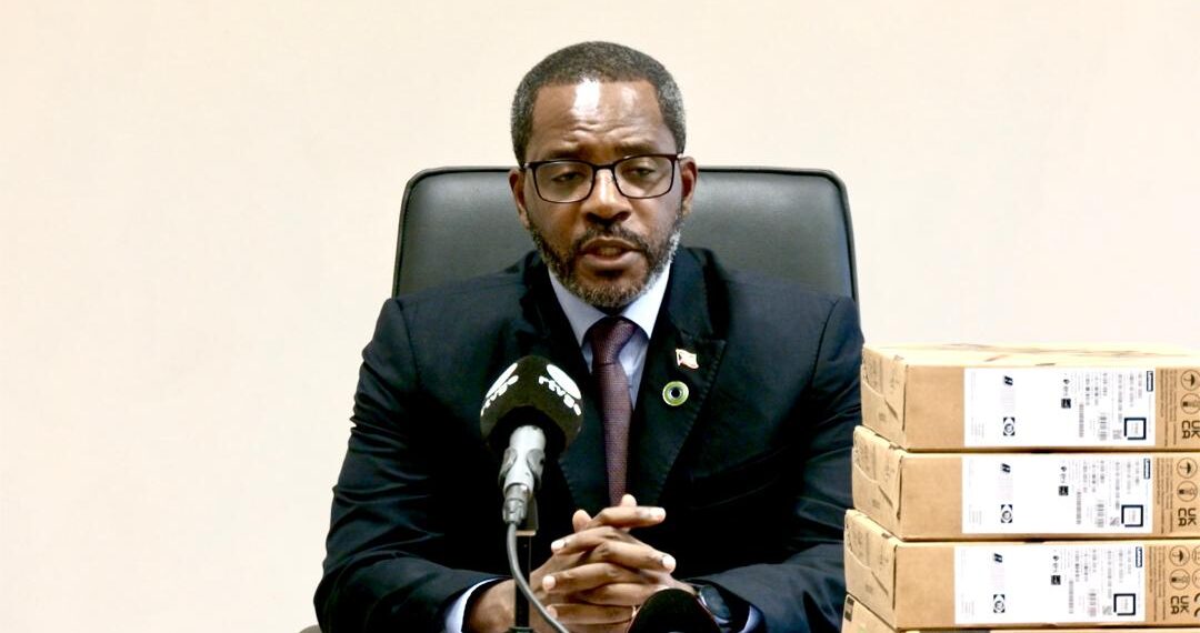 El Excmo. Sr. Gabriel Mbaga Obiang Lima hace entrega de material de trabajo a los jefes de secciones de la delegación de su Departamento Ministerial en Bata