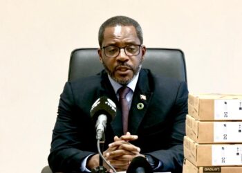 El Excmo. Sr. Gabriel Mbaga Obiang Lima hace entrega de material de trabajo a los jefes de secciones de la delegación de su Departamento Ministerial en Bata