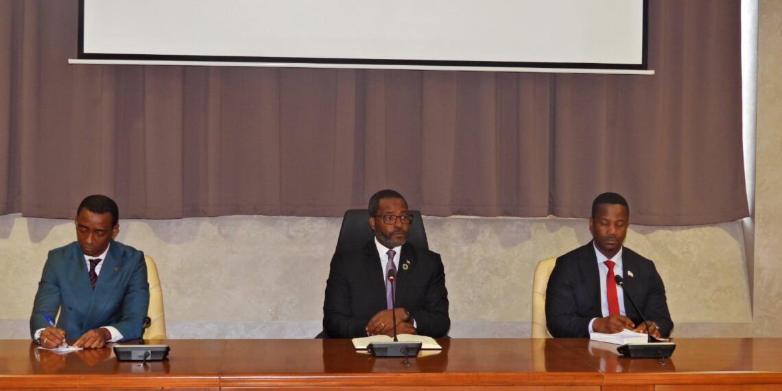 El Ministro de  Planificación y Diversificación Económica Excmo. Sr. Gabriel Mgaga Obiang Lima se reúne con el  equipo de la parte continental del pais.