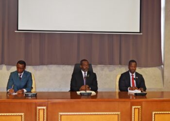 El Ministro de  Planificación y Diversificación Económica Excmo. Sr. Gabriel Mgaga Obiang Lima se reúne con el  equipo de la parte continental del pais.