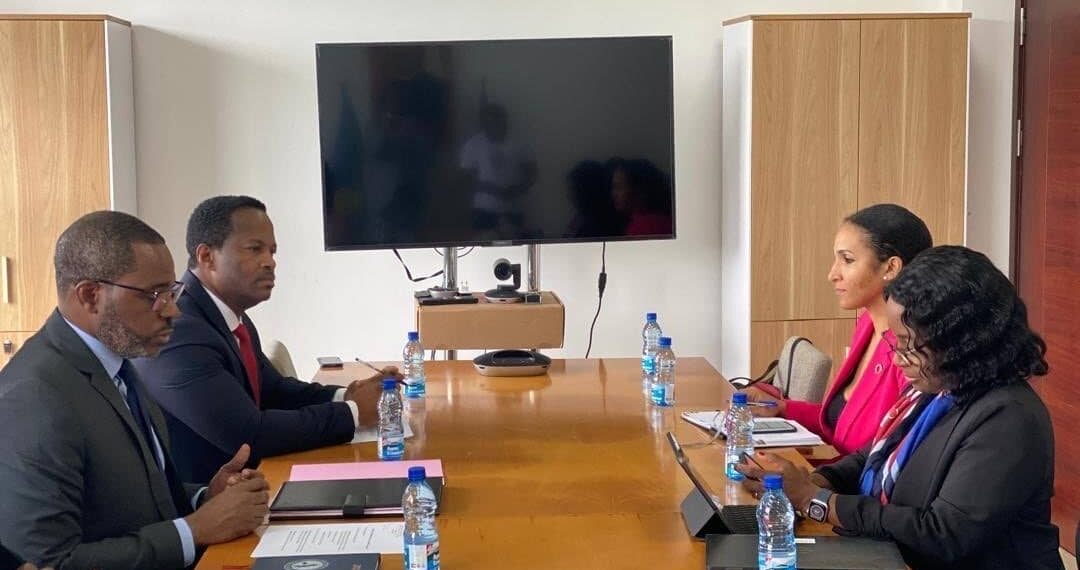 El Ministro de Planification y Diversification Económica recibe en Audiencia a la Señora Aissatou Diallo, Representante Pais del Grupo Banco Mundial.